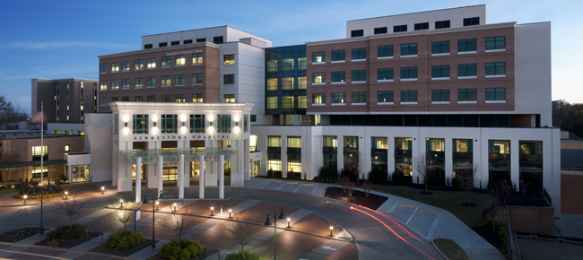 Photo of Kennestone Hospital at night