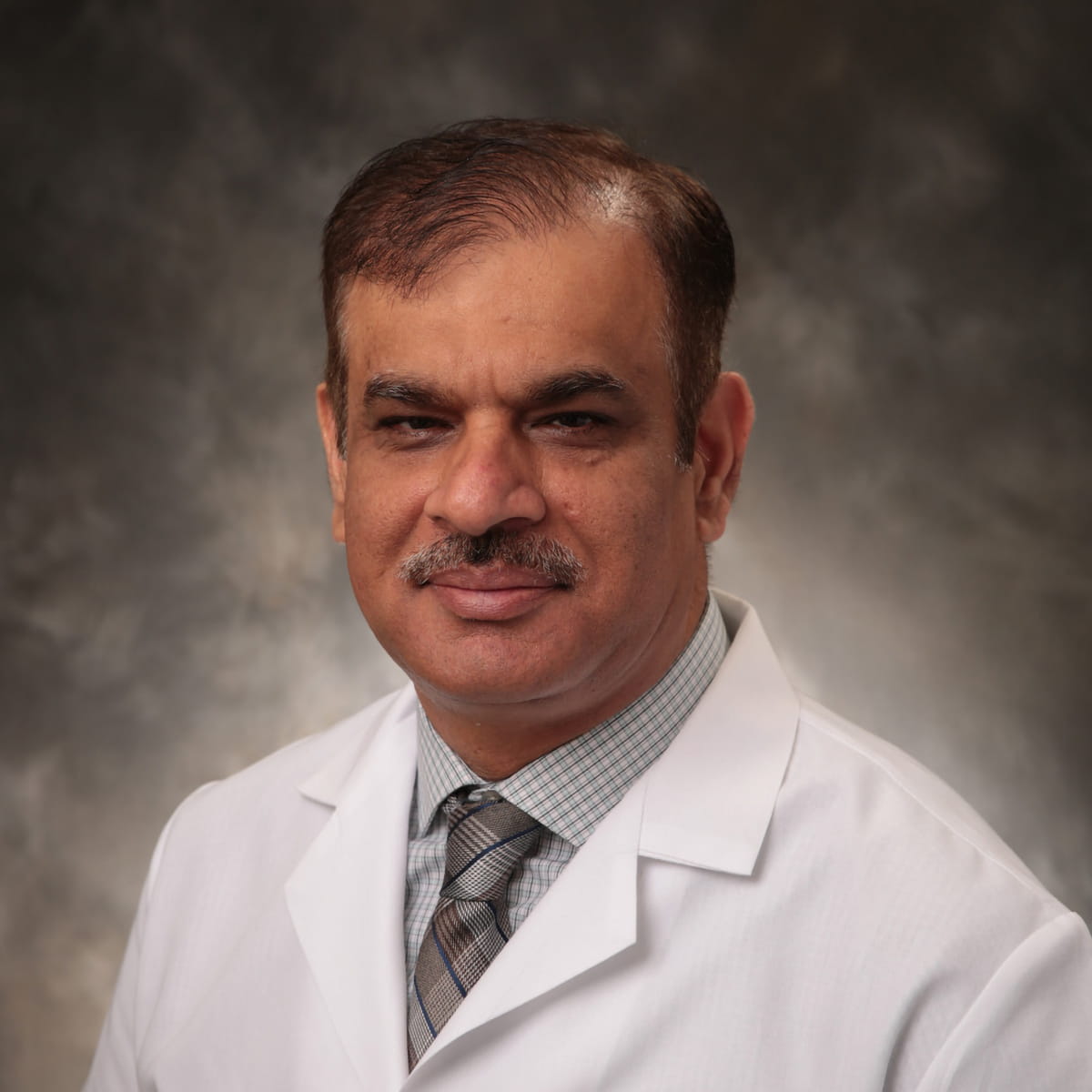 A friendly headshot of Shahid Malik, MD